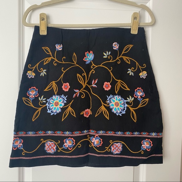 Ann Taylor LOFT floral embroidered mini skirt - Picture 2 of 2